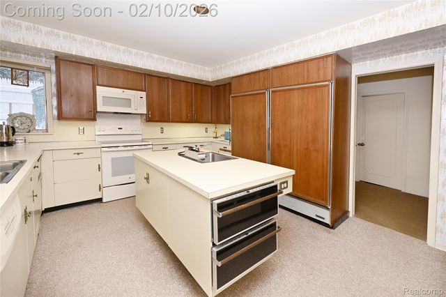 363 Lakewood Drive, Bloomfield Hills, MI 48304