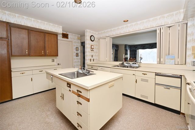 363 Lakewood Drive, Bloomfield Hills, MI 48304