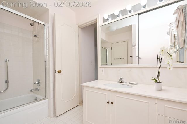 363 Lakewood Drive, Bloomfield Hills, MI 48304