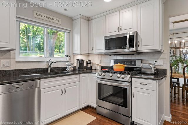 2711 Limerick Lane, Troy, MI 48098