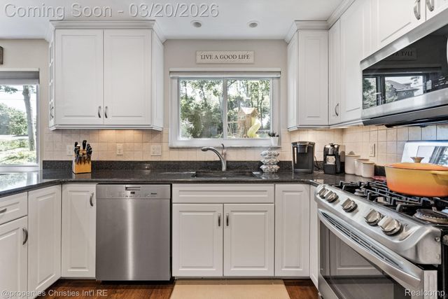 2711 Limerick Lane, Troy, MI 48098