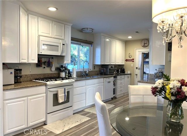 20800 Clark Street, Woodland Hills (los Angeles), CA 91367