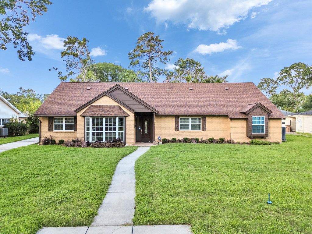 3017 Inwood Drive, Dickinson, TX 77539
