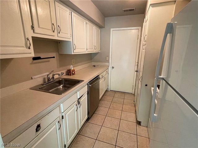 13676 Oakbrook Drive 3676, North Royalton, OH 44133