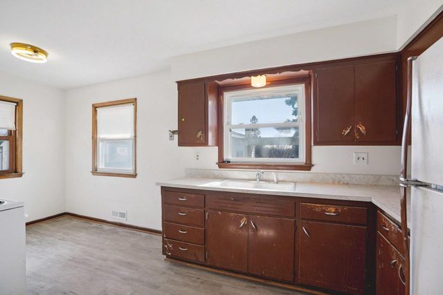 1539 Birch DRIVE, Waukesha, WI 53188