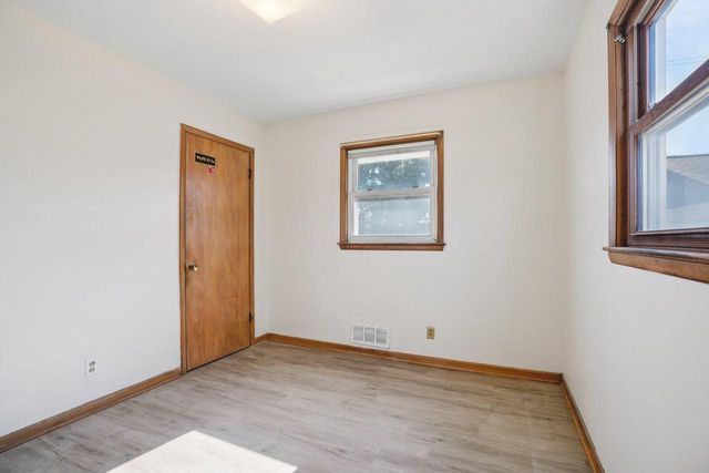 1539 Birch DRIVE, Waukesha, WI 53188