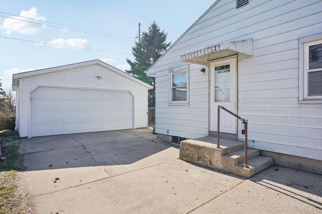 1539 Birch DRIVE, Waukesha, WI 53188