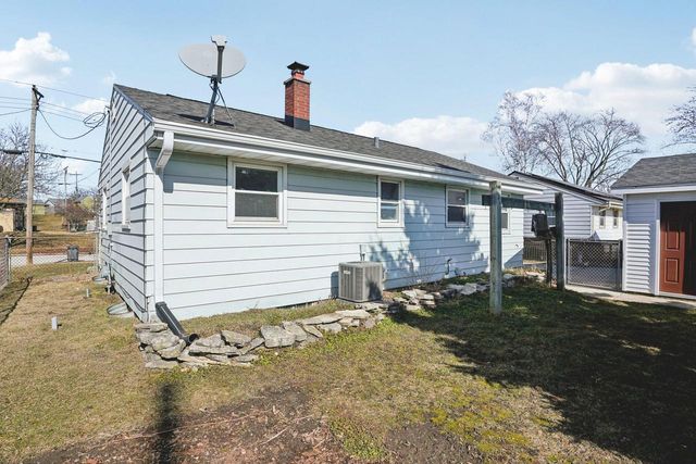 1539 Birch DRIVE, Waukesha, WI 53188