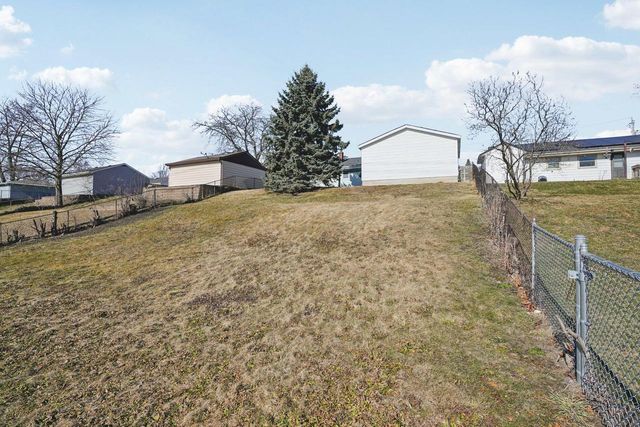 1539 Birch DRIVE, Waukesha, WI 53188