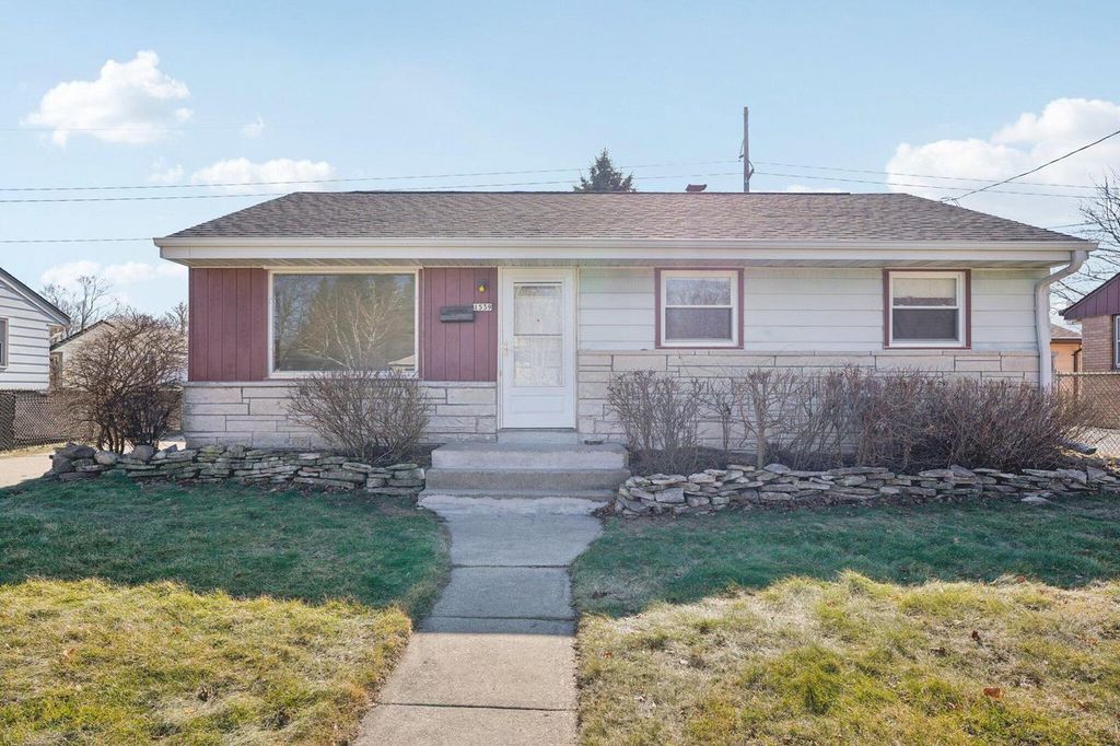 1539 Birch DRIVE, Waukesha, WI 53188