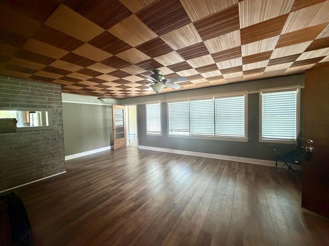 2223 W Oak Street, La Porte, IN 46350