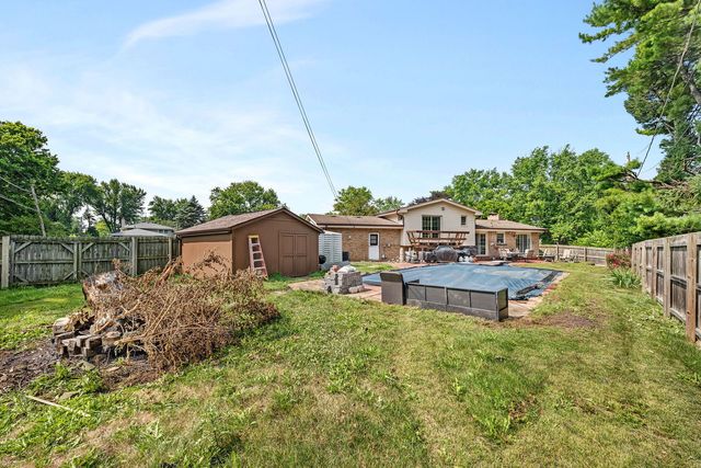 20W260 Meadow Lane, Lemont, IL 60439