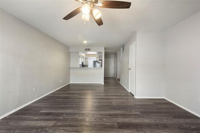 8704 Victorian Village Drive 8704, Houston, TX 77071
