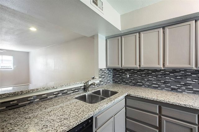 8704 Victorian Village Drive 8704, Houston, TX 77071