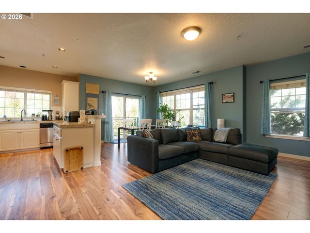 646 Ne ROYDON Ln, Hillsboro, OR 97006