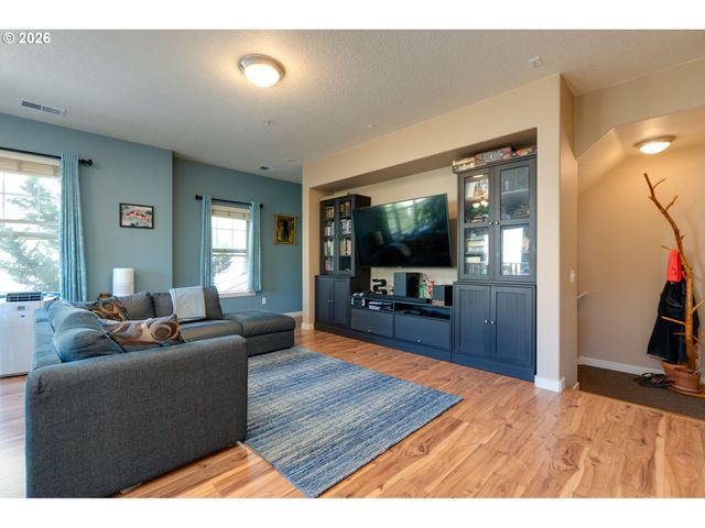 646 Ne ROYDON Ln, Hillsboro, OR 97006