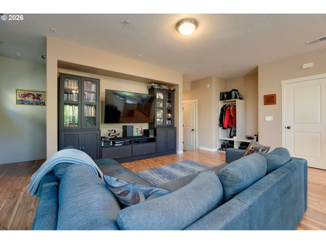 646 Ne ROYDON Ln, Hillsboro, OR 97006