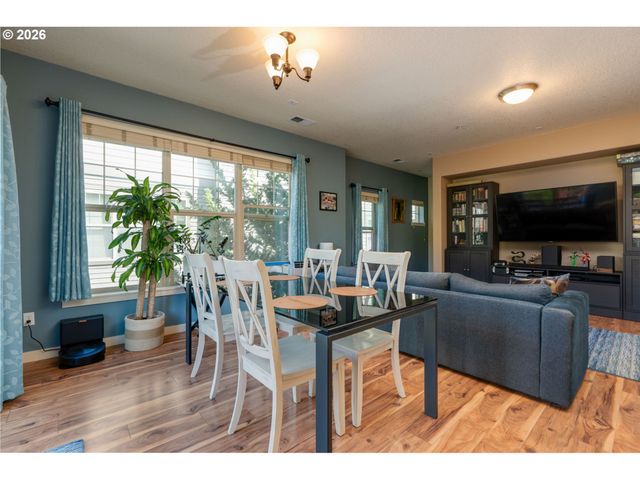 646 Ne ROYDON Ln, Hillsboro, OR 97006