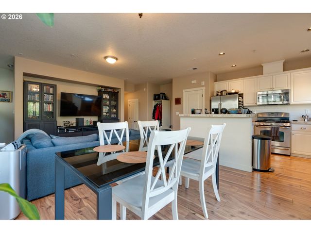 646 Ne ROYDON Ln, Hillsboro, OR 97006