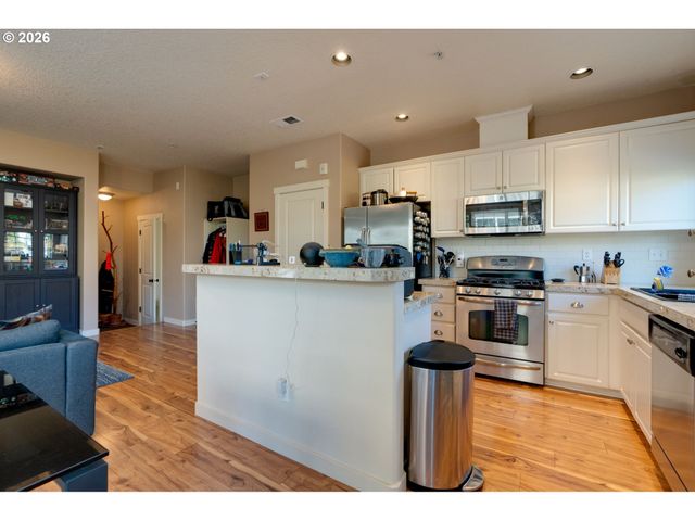 646 Ne ROYDON Ln, Hillsboro, OR 97006