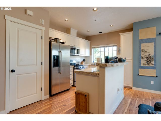 646 Ne ROYDON Ln, Hillsboro, OR 97006