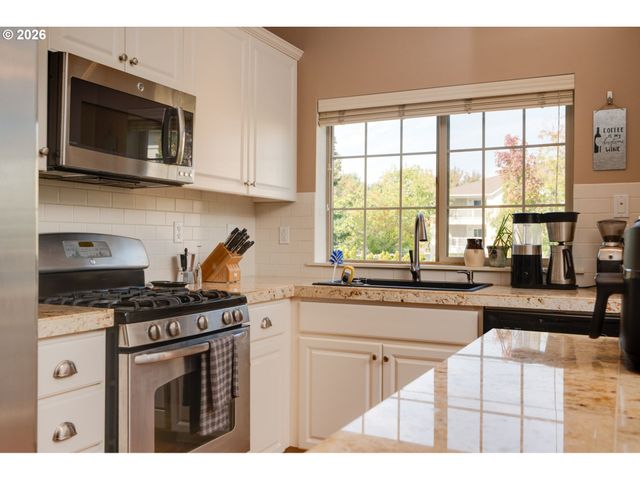 646 Ne ROYDON Ln, Hillsboro, OR 97006