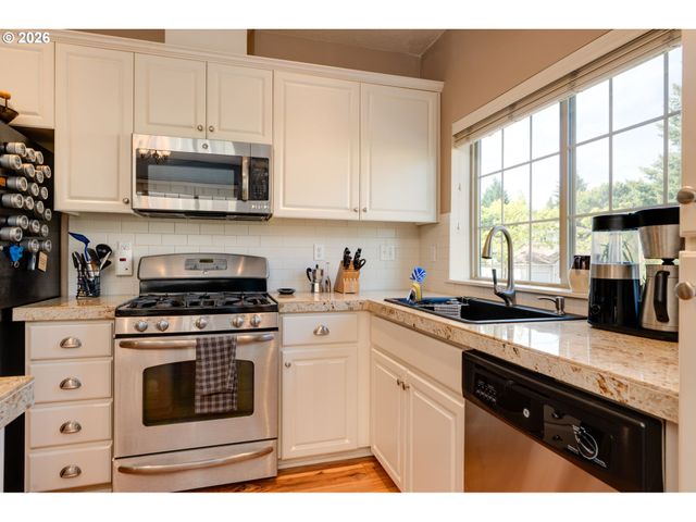 646 Ne ROYDON Ln, Hillsboro, OR 97006