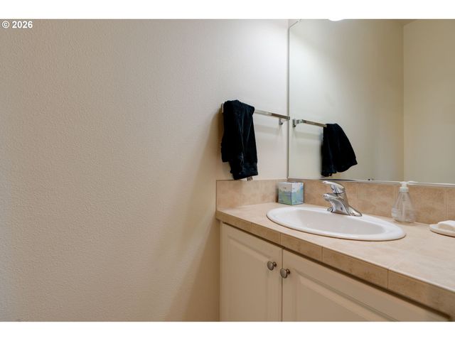 646 Ne ROYDON Ln, Hillsboro, OR 97006