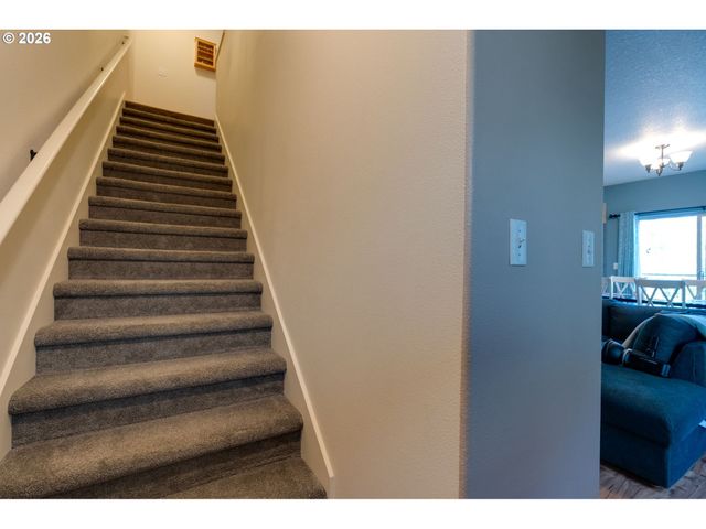 646 Ne ROYDON Ln, Hillsboro, OR 97006
