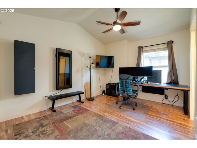 646 Ne ROYDON Ln, Hillsboro, OR 97006