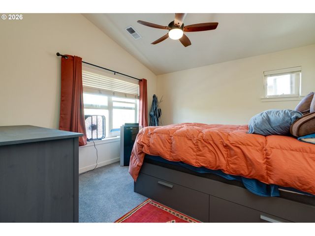 646 Ne ROYDON Ln, Hillsboro, OR 97006
