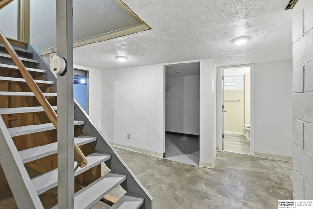 2706 Benson Gardens Boulevard, Omaha, NE 68134
