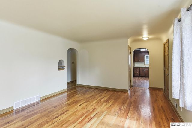 2706 Benson Gardens Boulevard, Omaha, NE 68134