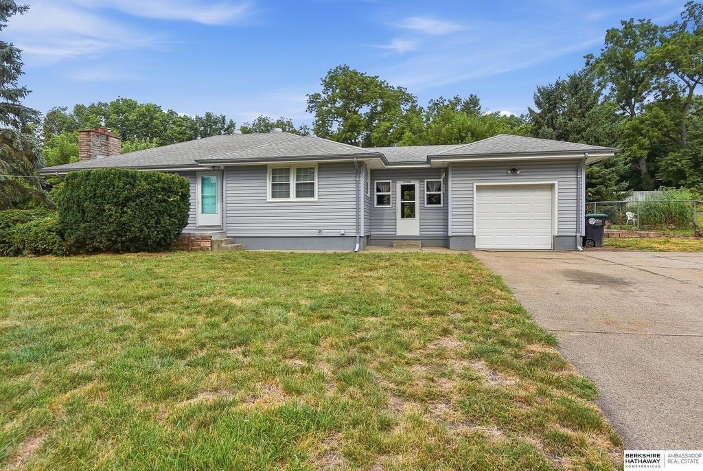 2706 Benson Gardens Boulevard, Omaha, NE 68134
