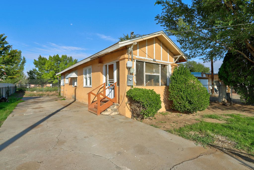 1030 Melanie Lane, Belen, NM 87002