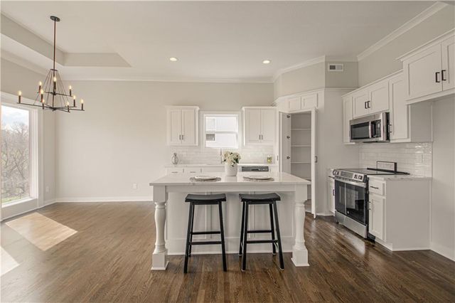 621 E 13th Street, Kearney, MO 64060
