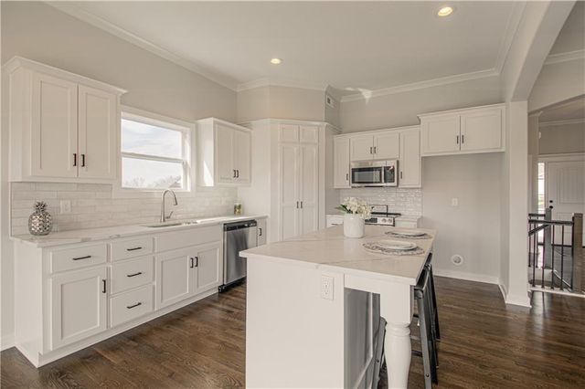 621 E 13th Street, Kearney, MO 64060