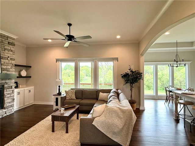 621 E 13th Street, Kearney, MO 64060