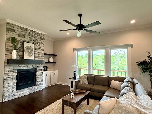 621 E 13th Street, Kearney, MO 64060