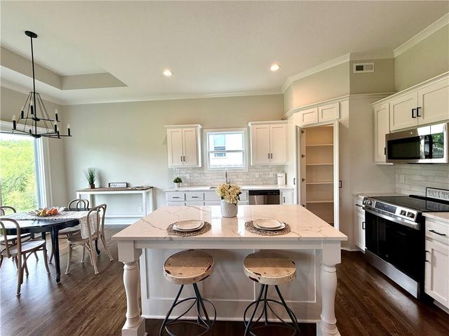 621 E 13th Street, Kearney, MO 64060