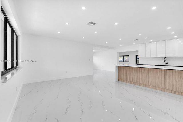 695 W 73rd Pl, Hialeah, FL 33014