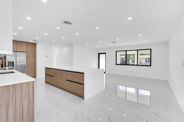 695 W 73rd Pl, Hialeah, FL 33014