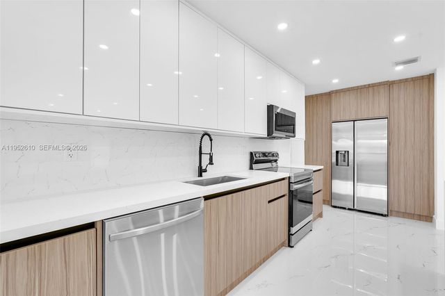 695 W 73rd Pl, Hialeah, FL 33014