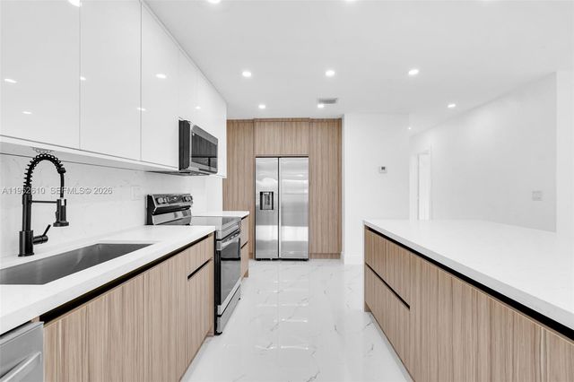 695 W 73rd Pl, Hialeah, FL 33014