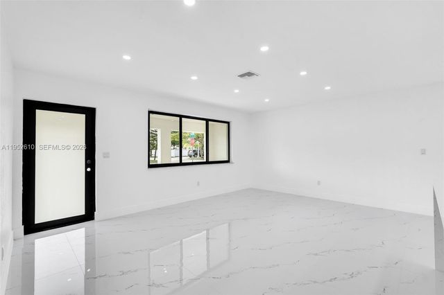 695 W 73rd Pl, Hialeah, FL 33014