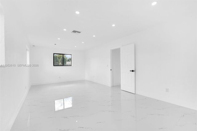 695 W 73rd Pl, Hialeah, FL 33014