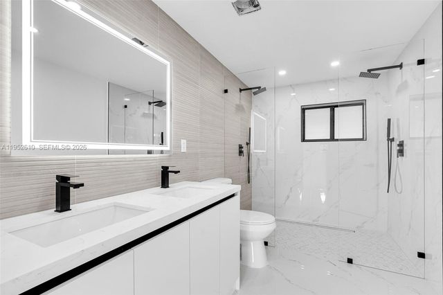 695 W 73rd Pl, Hialeah, FL 33014