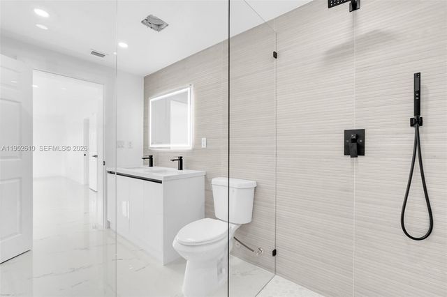 695 W 73rd Pl, Hialeah, FL 33014