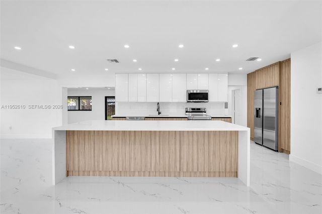 695 W 73rd Pl, Hialeah, FL 33014