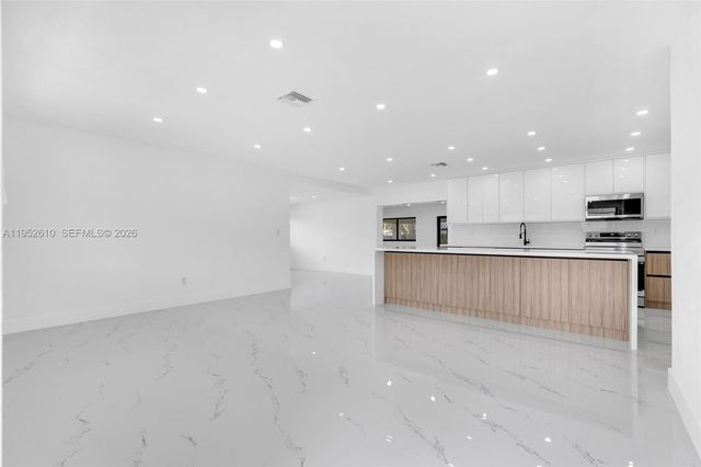 695 W 73rd Pl, Hialeah, FL 33014